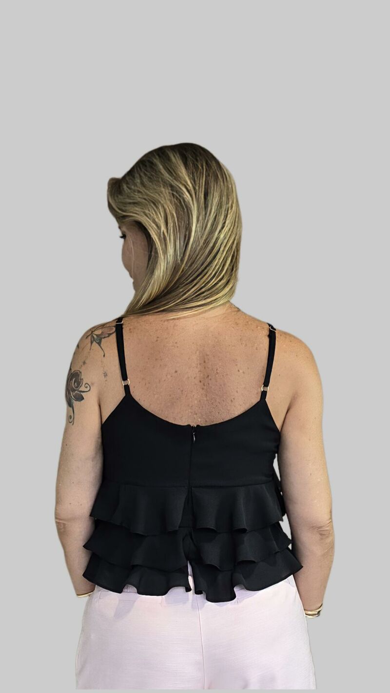 Imagem de Regata Ísis Preta em Crepe com Babado Boho Chic – Alças Finas com Regulagem, Elegância e Versatilidade